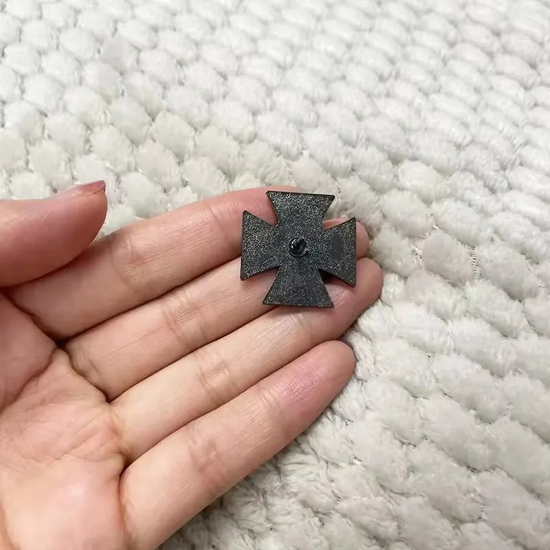 Skull iron Cross Pin